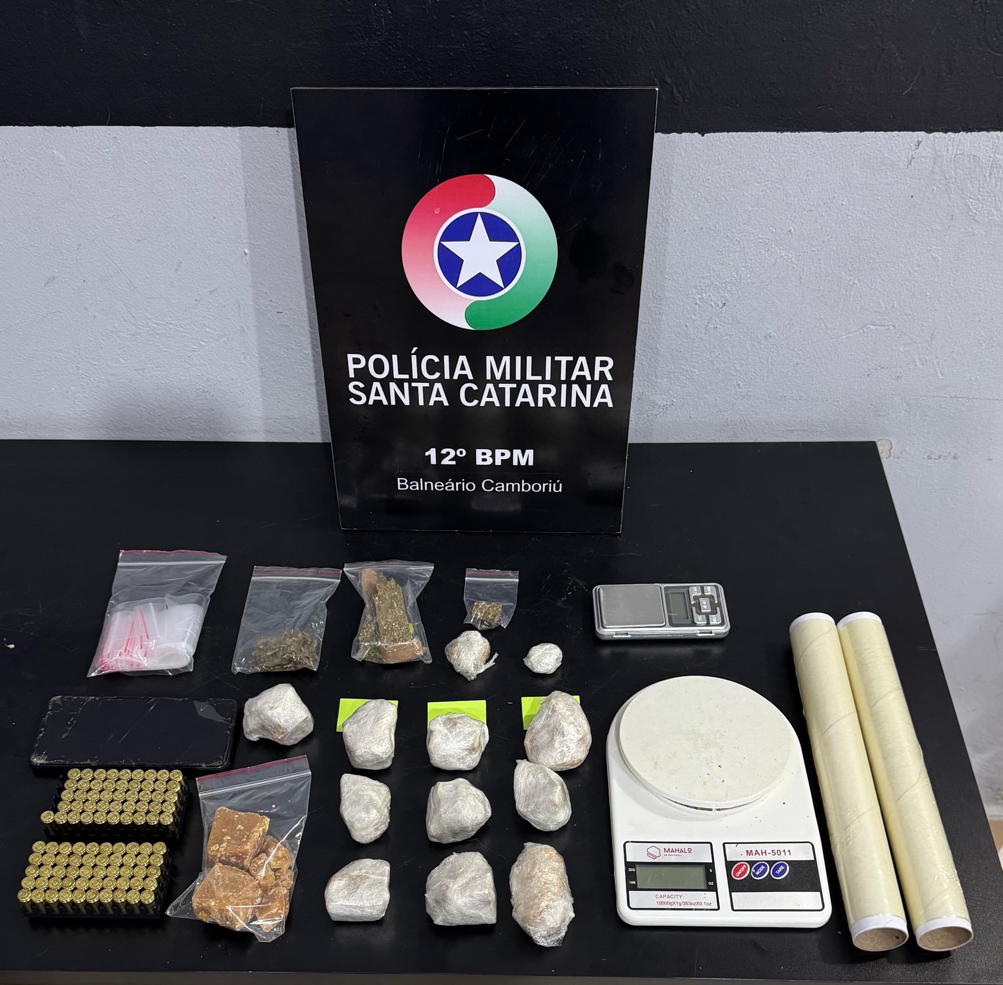 Adolescente de 16 anos é flagrado com drogas e munições de uso restrito em Balneário Camboriú