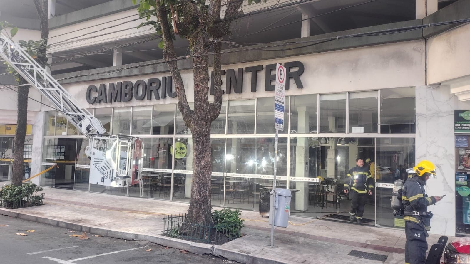 Incêndio atinge galeria comercial no centro de BC e deixa mulher intoxicada pela fumaça