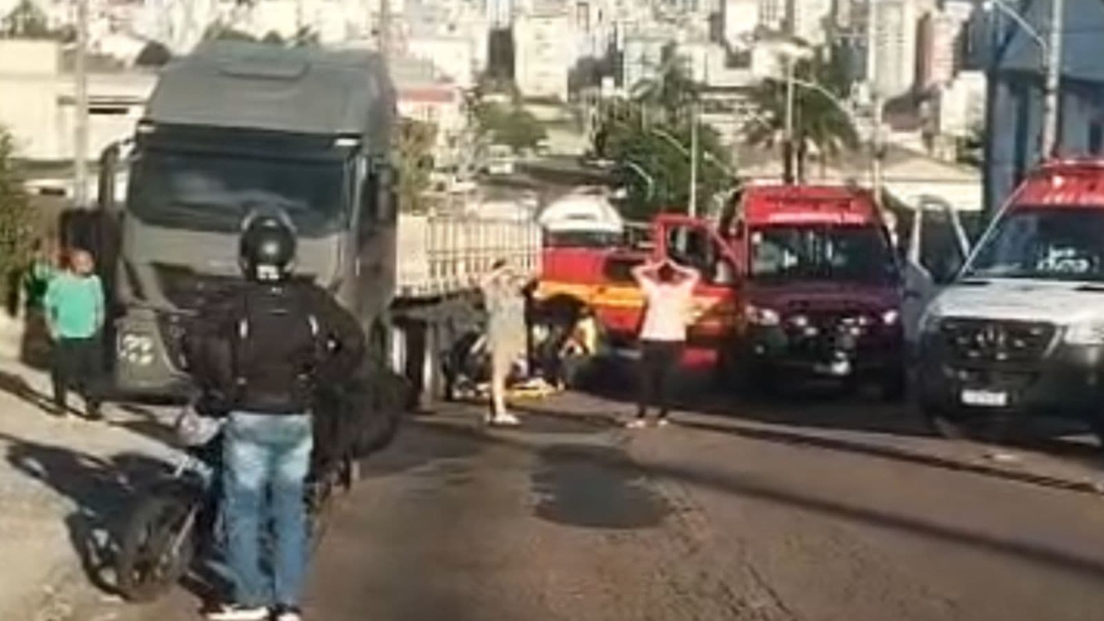 Motociclista morre em grave acidente com caminhão no Sul catarinense