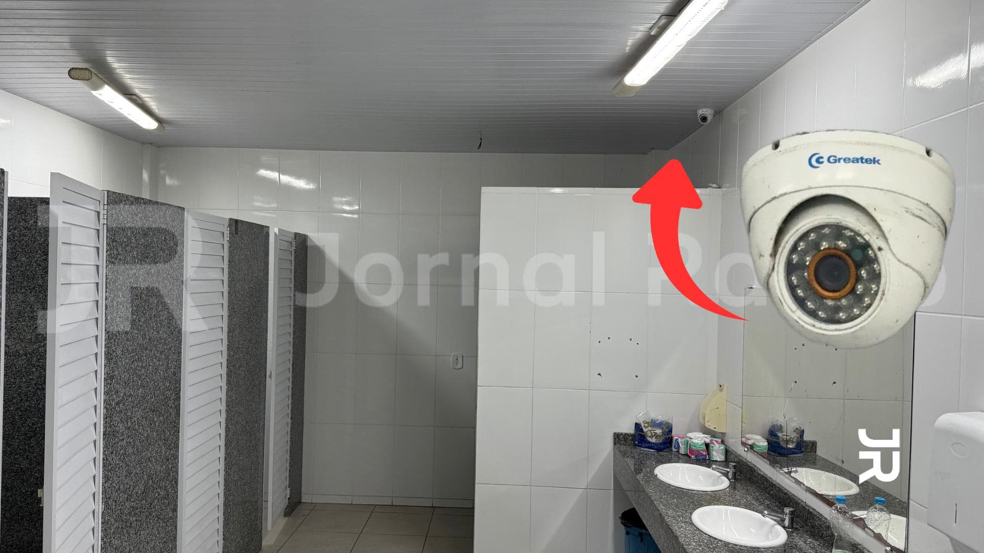 Instalação de câmeras em banheiros de escola de Tijucas gera polêmica e divide opiniões