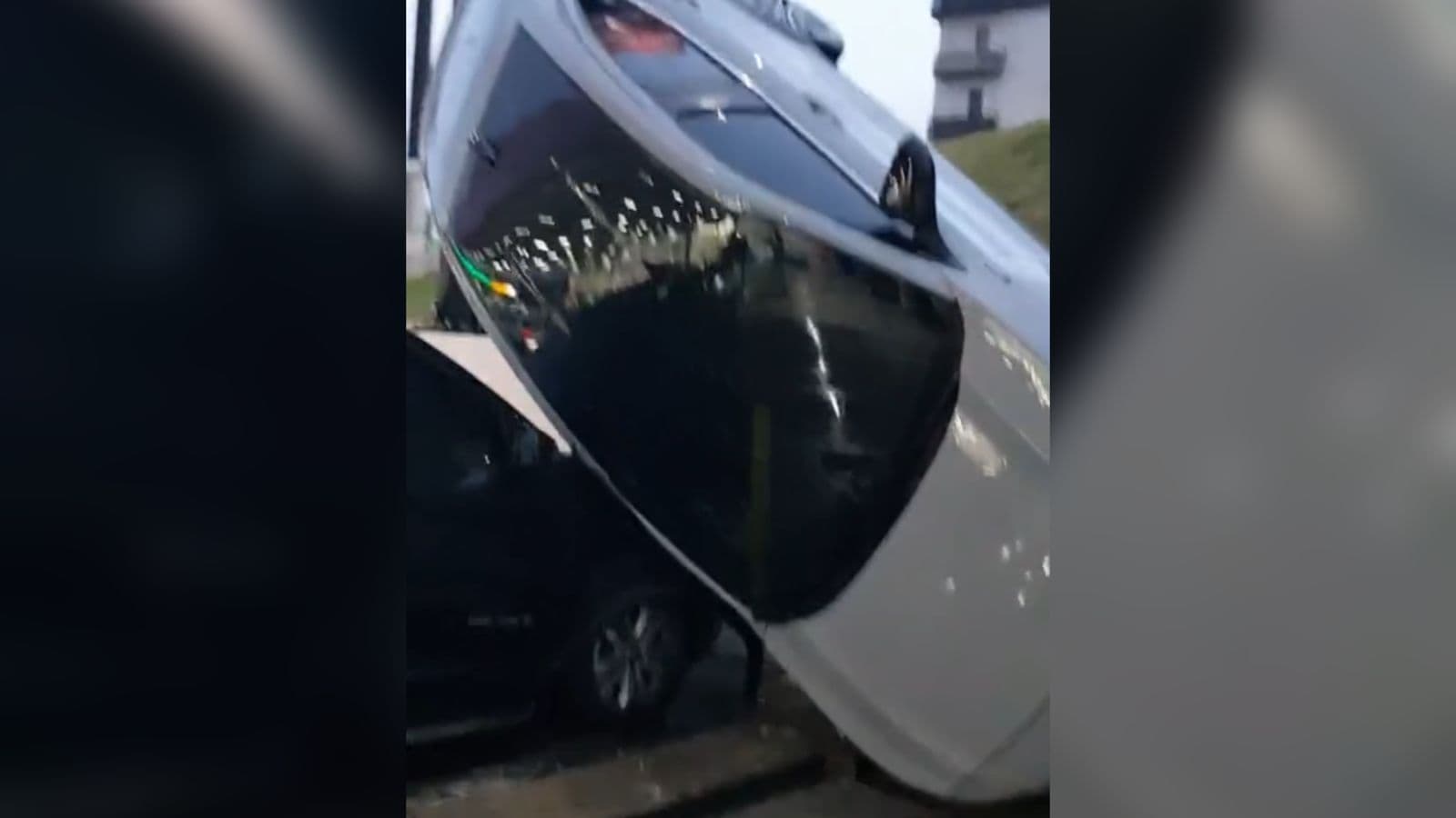 Idoso pega “voo” com carro após passar mal e cai em cima de veículo estacionado
