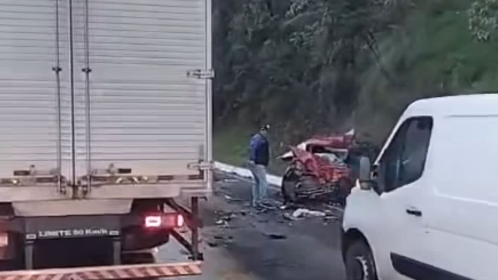 Vídeo: Colisão frontal entre veículos mata duas pessoas na BR-282, em Santa Catarina
