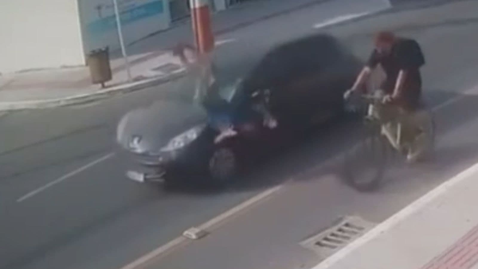 Pedestre gira no ar após ser atropelado enquanto atravessava rua em SC