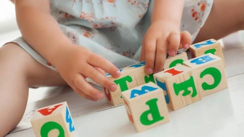 Pai flagra filha de 2 anos sendo agredida dentro de creche em Nova Trento