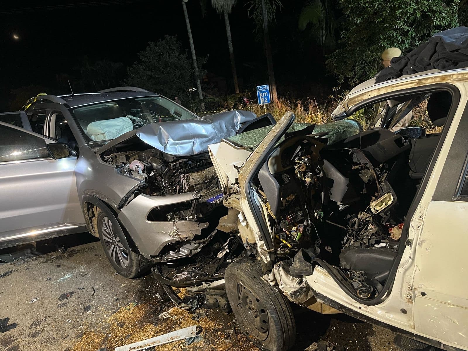 Batida destrói dois carros, mata condutor na hora e fere passageiras na SC-285