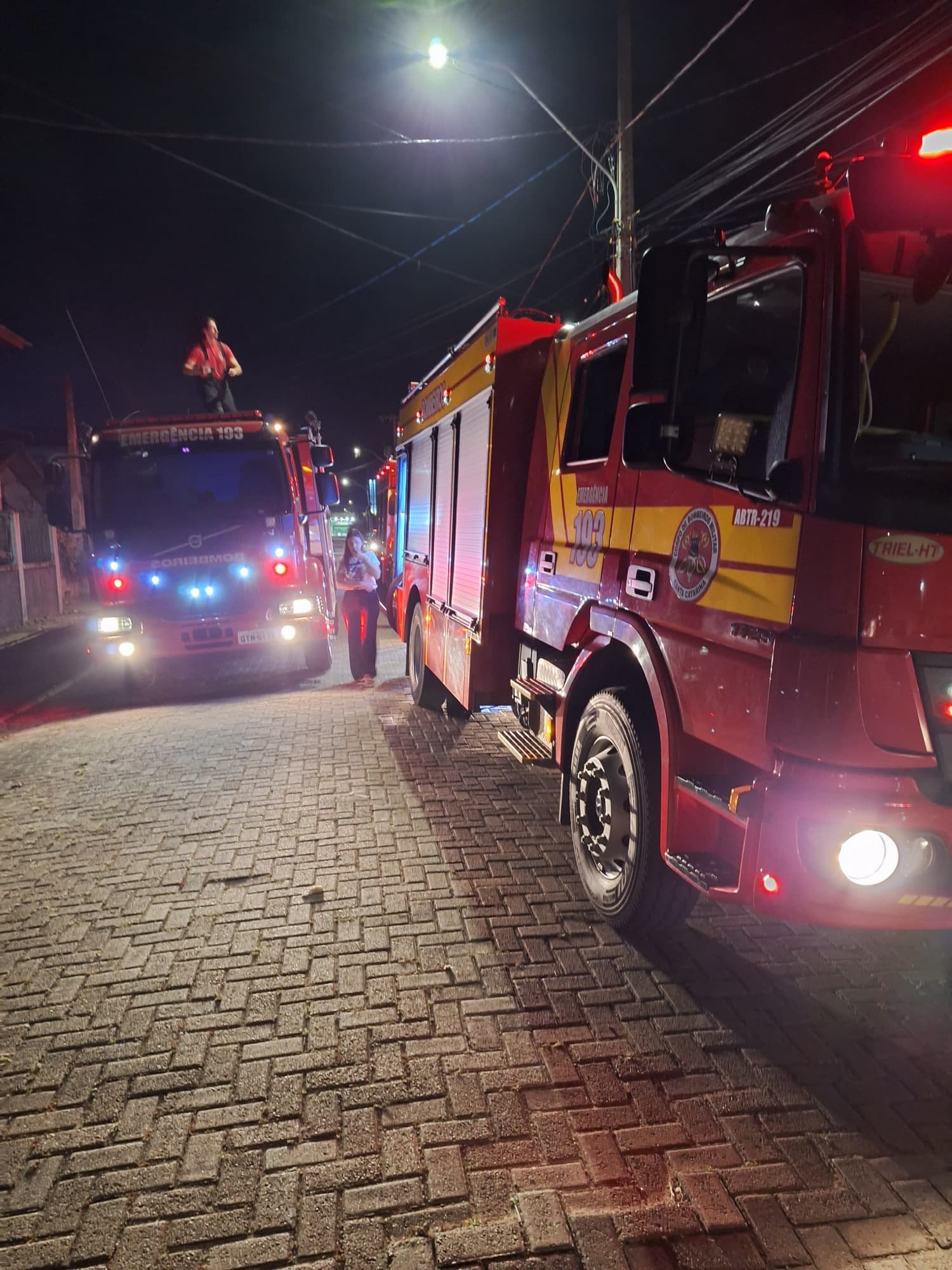 Incêndio se alastra e por pouco não destrói casas em Palhoça