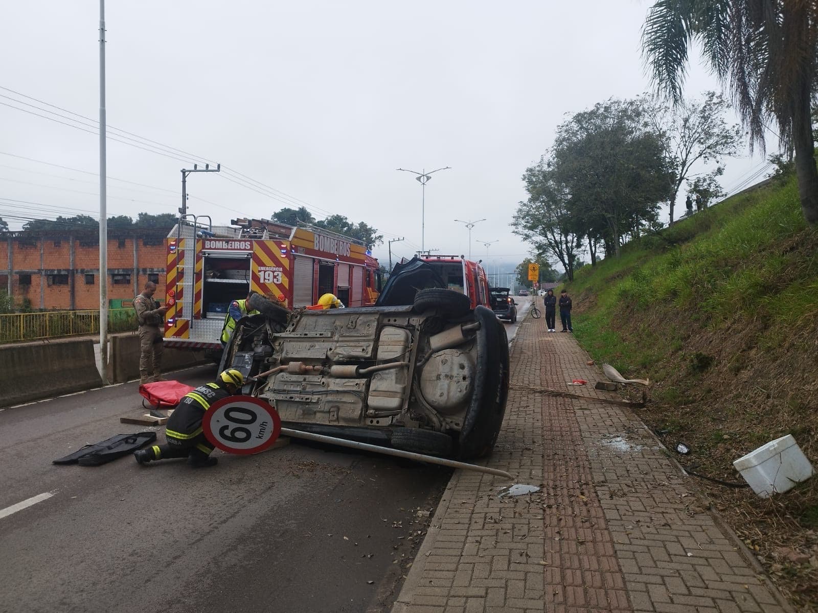 Carro despenca em desnível e capota em Rio do Sul: duas pessoas ficam feridas