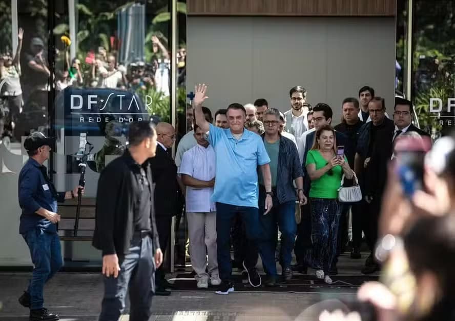 Bolsonaro é ovacionado por apoiadores ao deixar hospital após 22 dias de internação