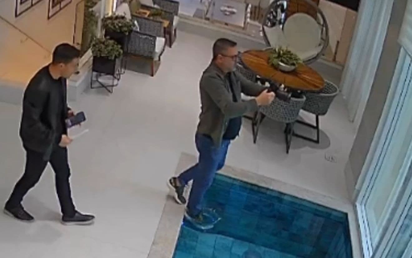 Fotógrafo de SC descobre da pior forma que não consegue andar na água e vídeo viraliza