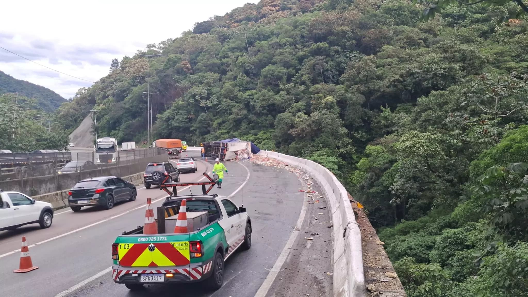 Carreta carregada de cerveja tomba na BR-376 e interdita pista sentido SC