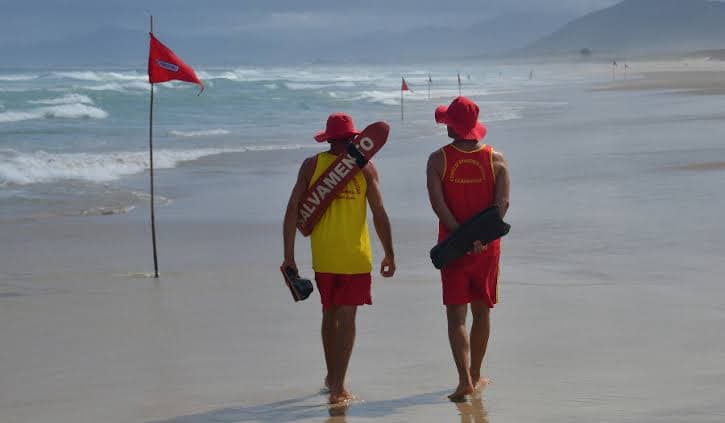 Mulher em surto é resgatada após afogamento em praia de Balneário Camboriú