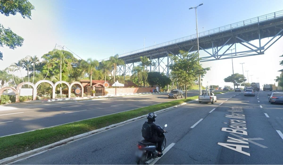 Mulher é atropelada e morre na hora sob a ponte Hercílio Luz em Florianópolis