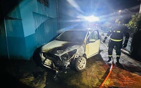 Homem toca fogo em carro do ex-sogro e é preso escondido em hotel no Centro de Chapecó