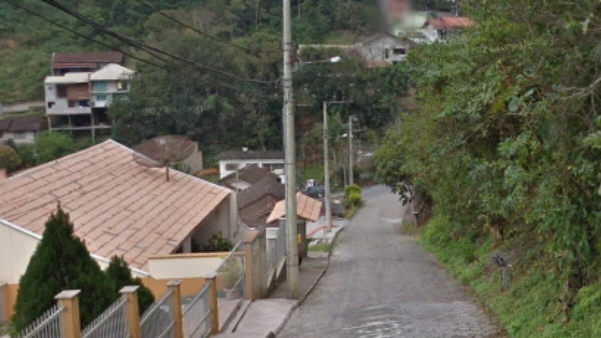 Jovem é encontrada morta dentro de casa em Blumenau e polícia investiga possível homicídio
