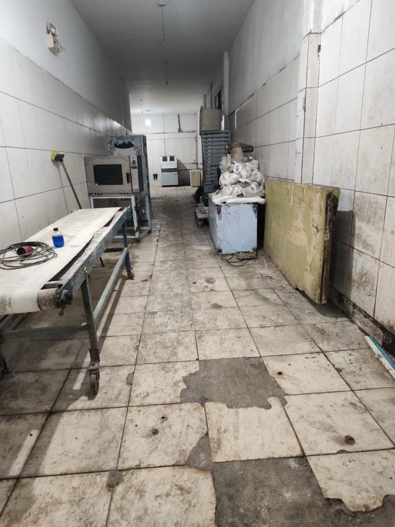 Fábrica de gelo sujo e pão contaminado é interditada em Itapema