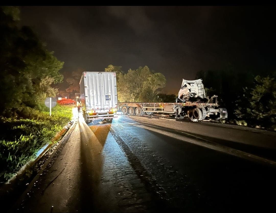Motociclista morre em grave acidente com dois caminhões na BR-470 