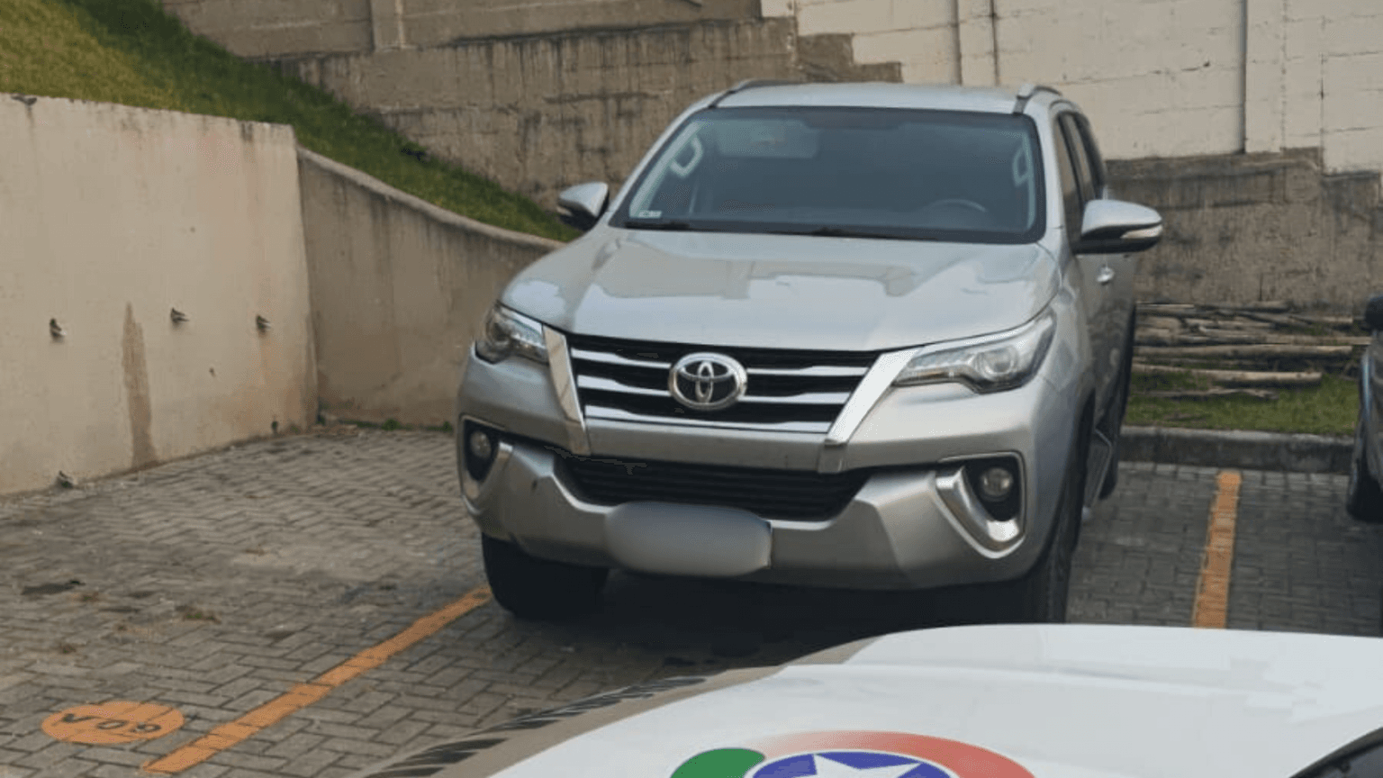 Toyota Hilux é furtada em Itapema e monitoramento registra fuga pela BR-101