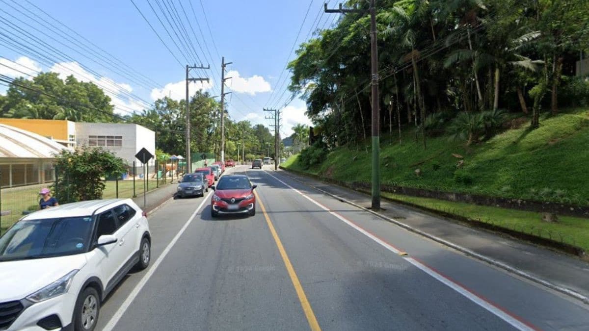 Homem ataca companheira com facadas em ponto de ônibus 