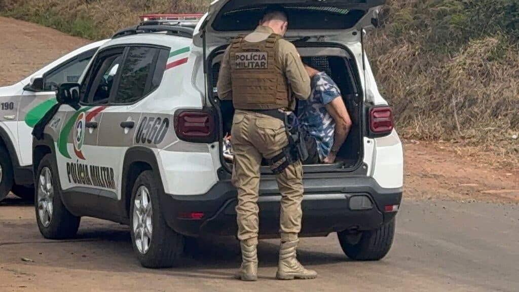 Criminosos invadem relojoaria e fogem armados em SC