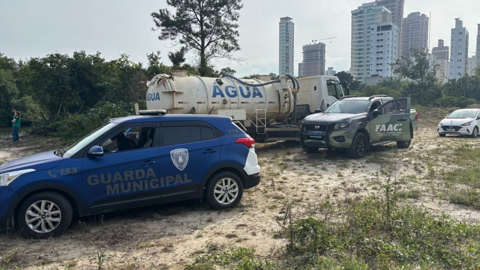 Caminhão é flagrado despejando resíduo químico no Rio Perequê