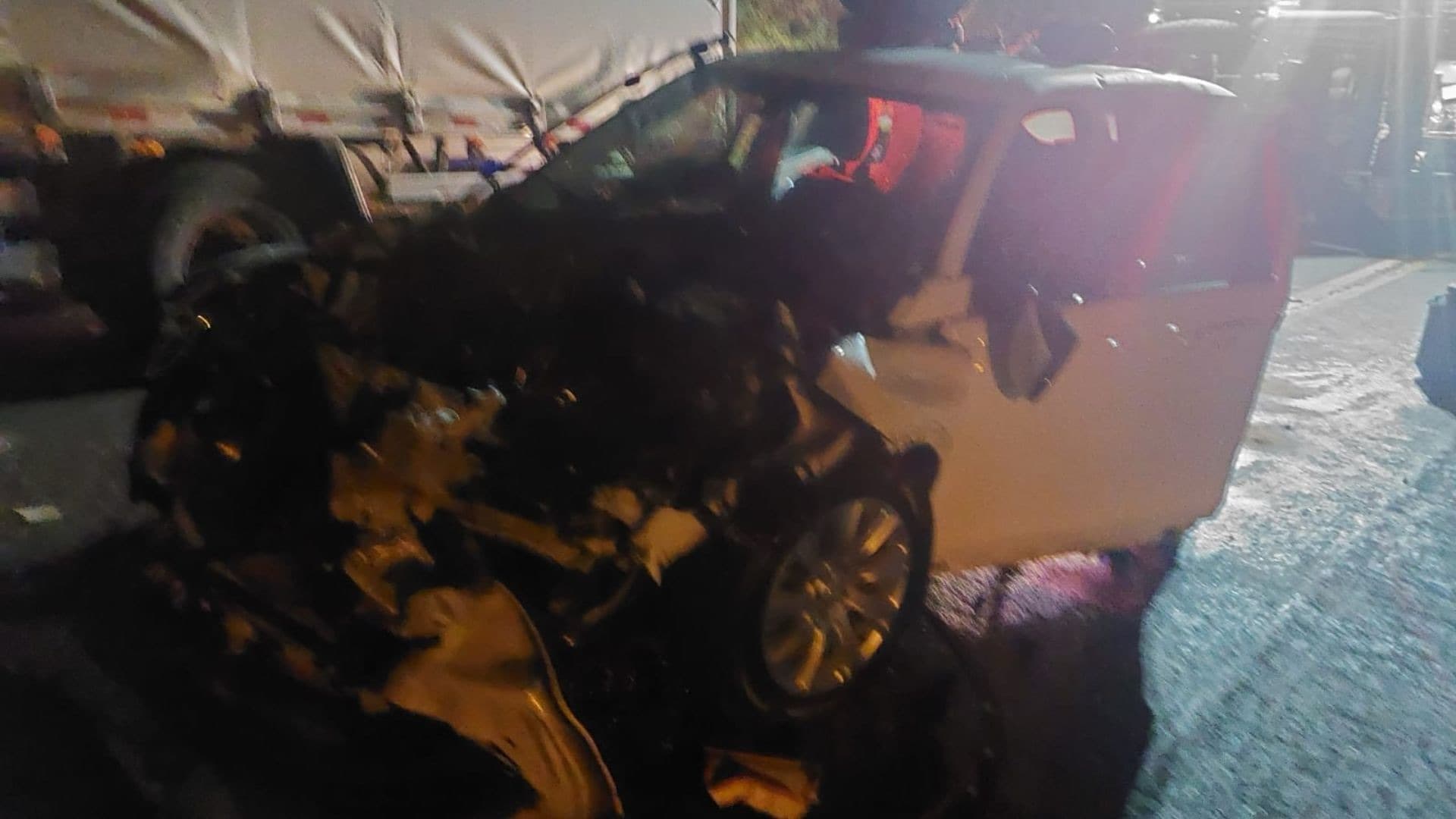 Criança de 3 anos morre após colisão entre Land Rover e caminhão na SC-350