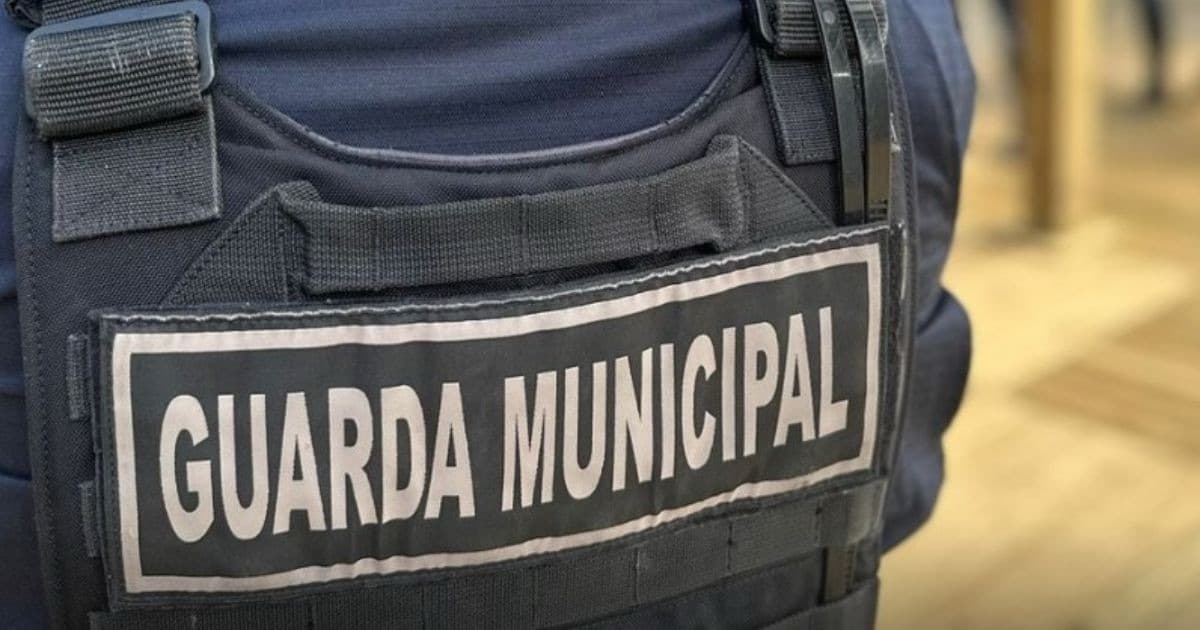 Homem tenta tomar fuzil de guarda e cospe em agente durante confusão em bar de Balneário Camboriú
