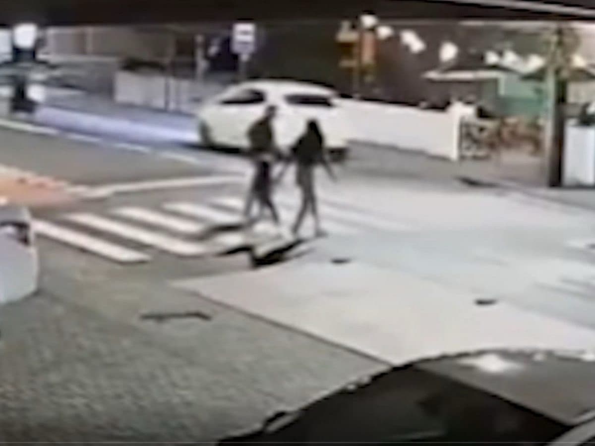 Motorista atropela homem na faixa e foge sem prestar socorro em Blumenau