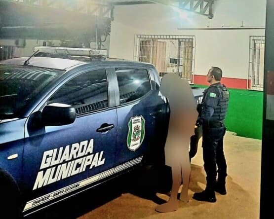 Criança de 2 anos é encontrada vagando por rua escura e pai acaba preso