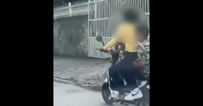 Mulher é flagrada com duas crianças em moto elétrica em Brusque