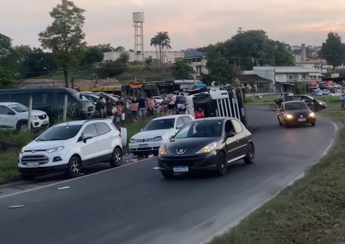 Caminhão tomba na BR-470 em Blumenau e população saqueia carga de leite