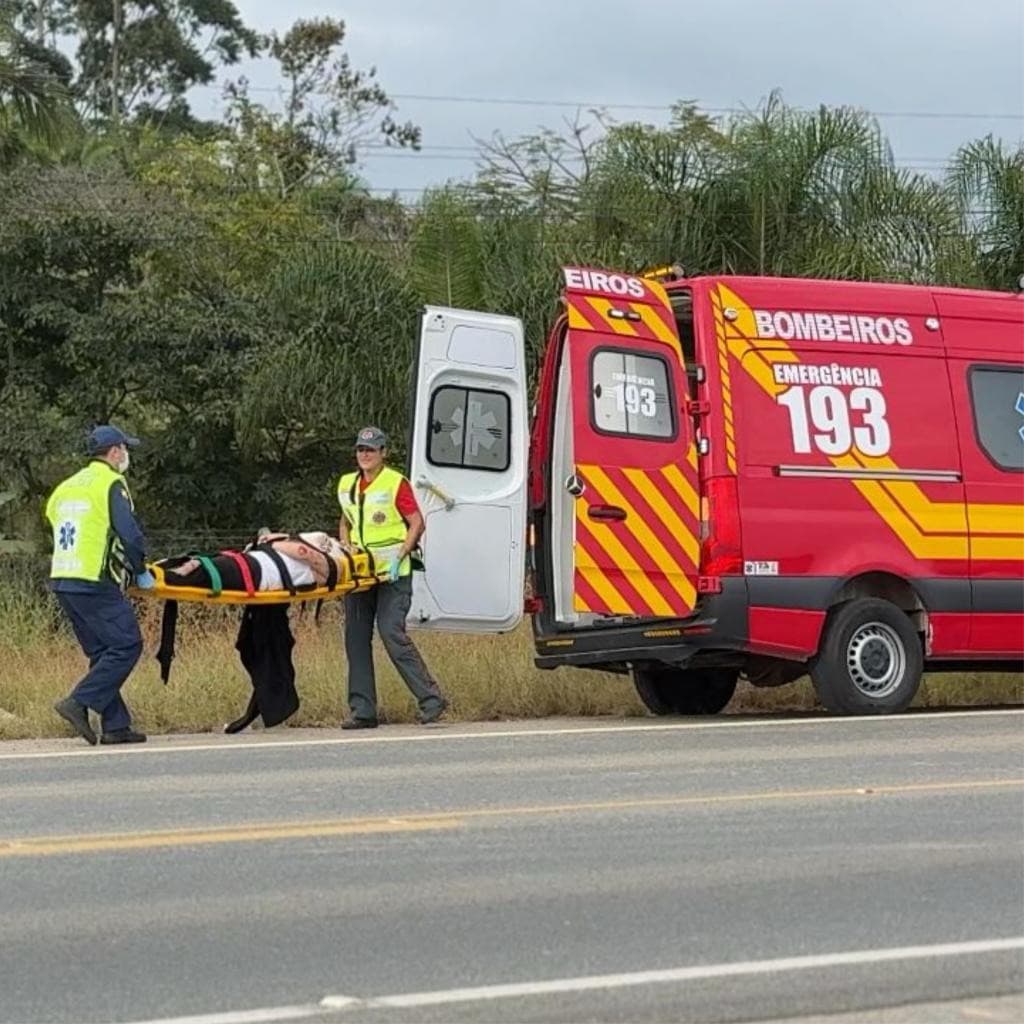 Motocicleta colide com caminhão durante manobra em Tijucas
