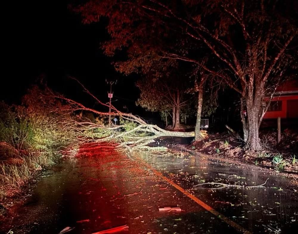 Cenário de destruição: temporal arranca telhados e deixa moradores ilhados em SC