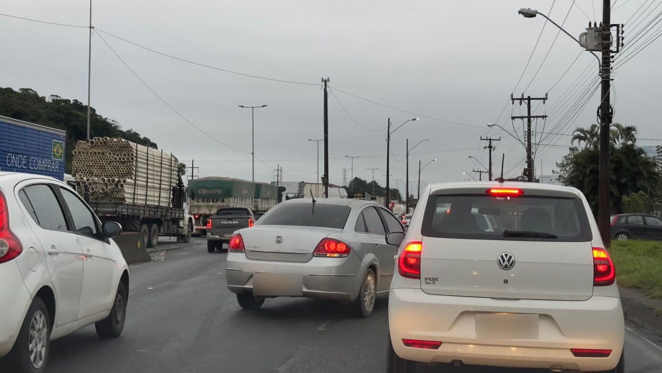 Acidentes causam congestionamentos de até 8 km na BR-101 entre Joinville e Araquari