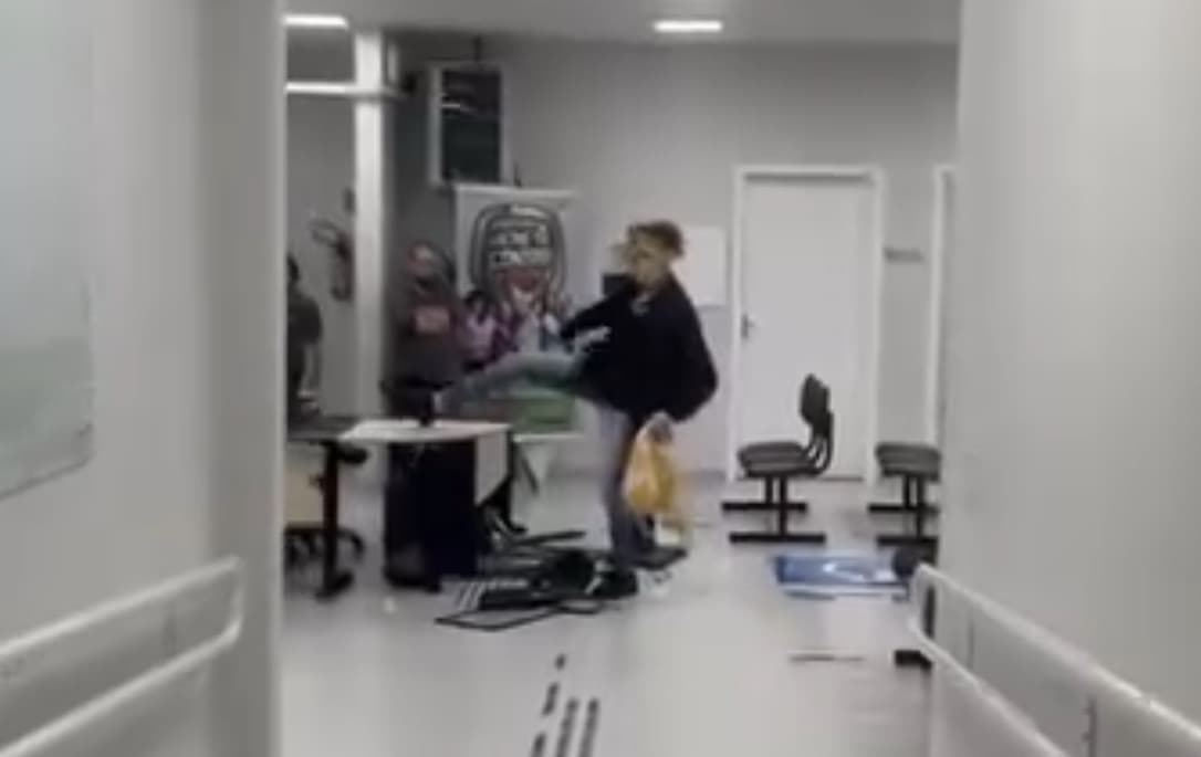 Confusão em posto de saúde: mulher surta, quebra equipamentos e acaba detida; VEJA VÍDEO
