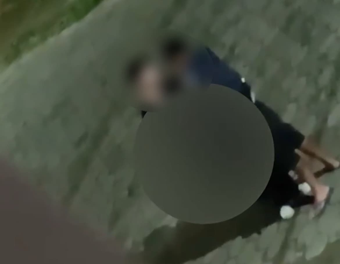 “Faltou jogar água”: casal em ato de “coito” no meio da rua revolta moradores