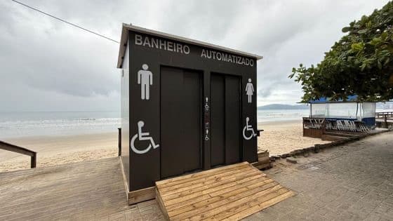Itapema instala banheiro público autolimpante na orla da Meia Praia