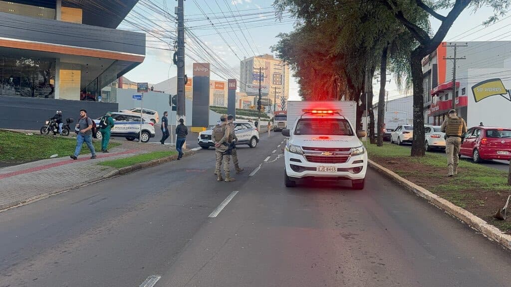 Morador de rua é morto com facada no coração após briga em avenida de Chapecó