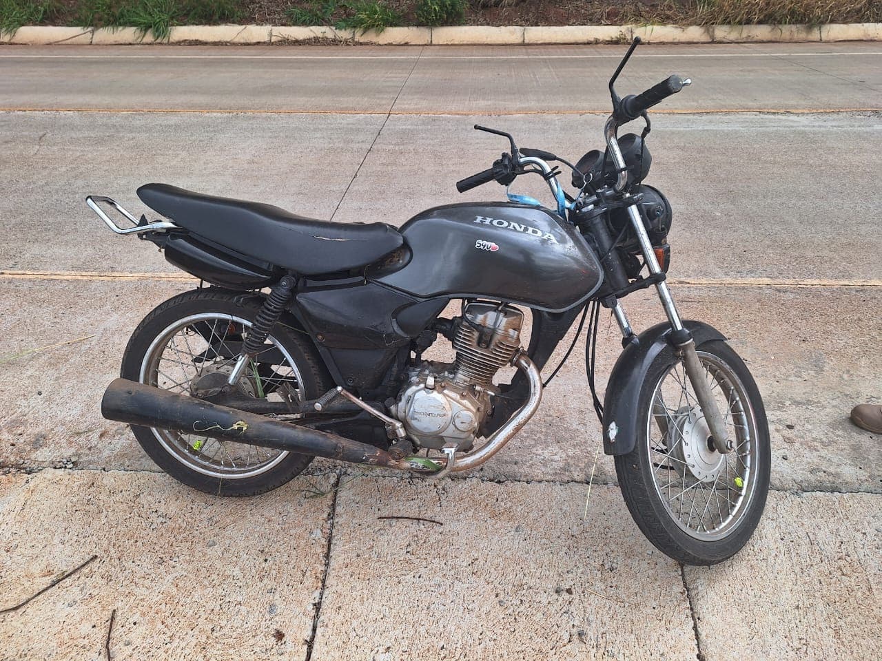 Tragédia evitada: moto com pai, mãe e bebê tomba em rodovia de SC e deixa dois em estado grave