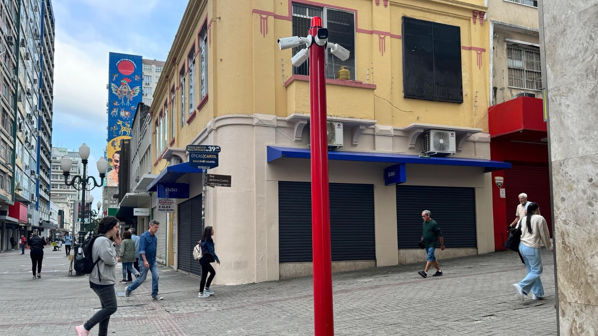 Câmeras com reconhecimento facial e diciclos reforçam segurança no Centro de Florianópolis