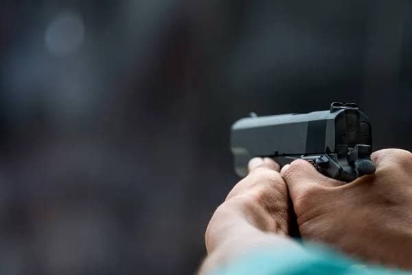 Homem tem celular roubado após ser morto com quatro tiros em Barra Velha
