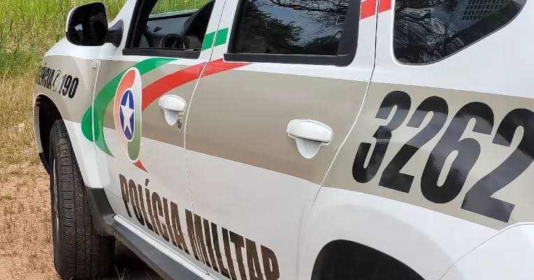 Com sangue nas mãos e cheiro de álcool, mulher é presa após marido aparecer morto