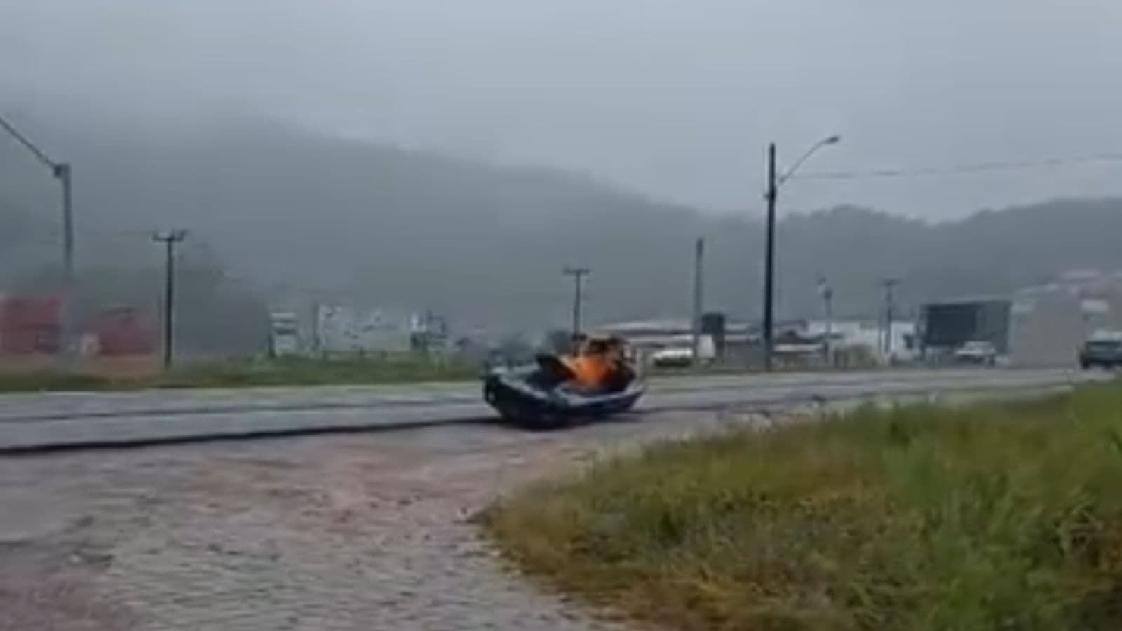 Jet-ski decide “passear” sozinho pela BR-470 e chama atenção de motorista em SC