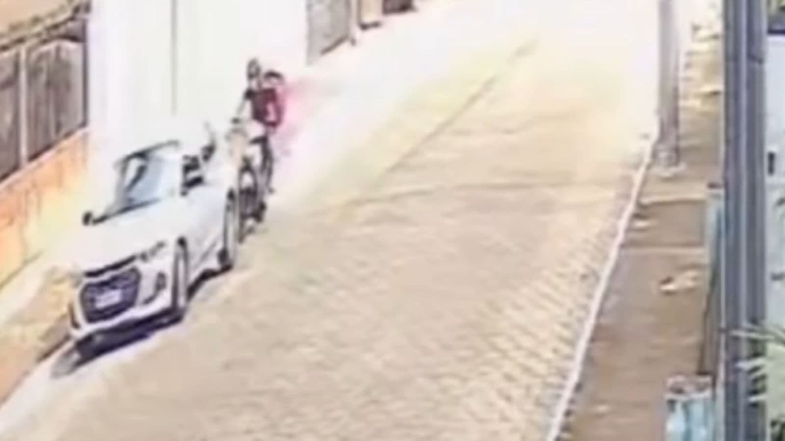 “Não viu o carro”: entregador do iFood é surpreendido durante entrega e o inesperado acontece