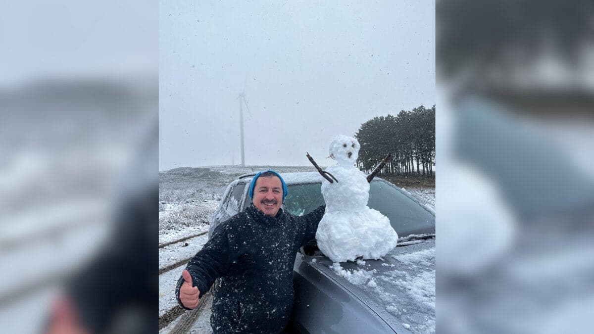 Turistas enfrentam frio na Serra catarinense e fazem os primeiros bonecos de neve de 2025