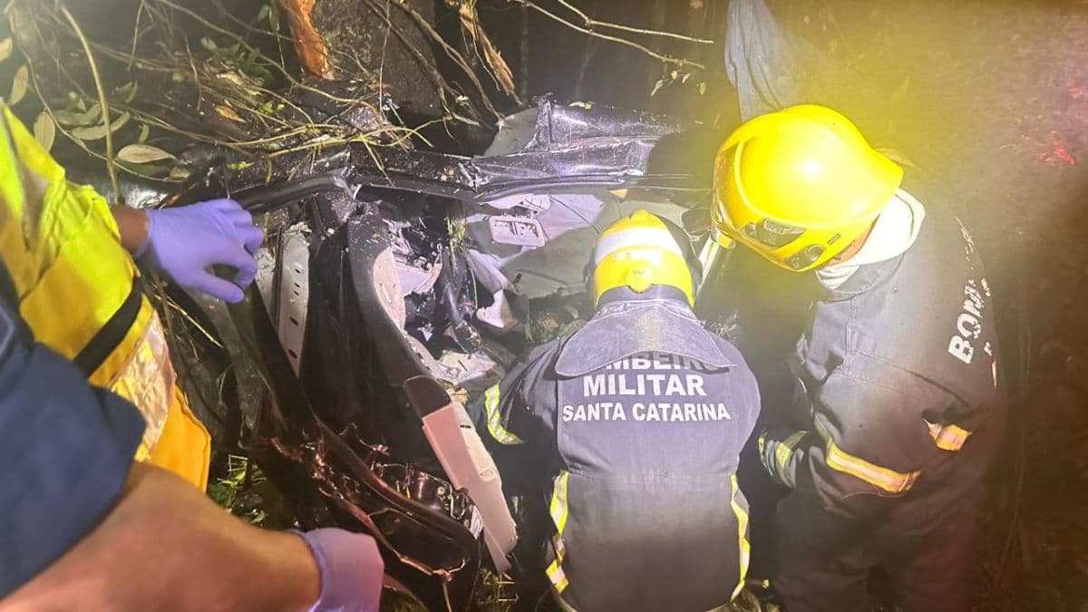 Motorista e passageiro morrem em grave acidente na SC-108