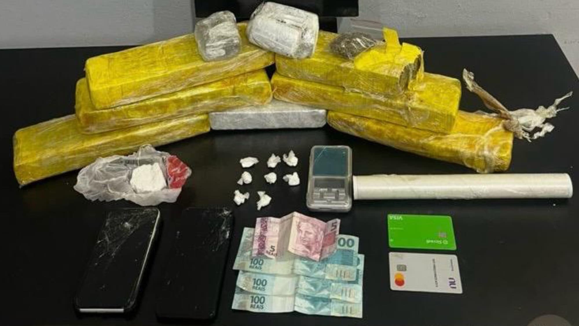 Casal foge da PM com carro cheio de drogas e só para após perseguição de filme em SC