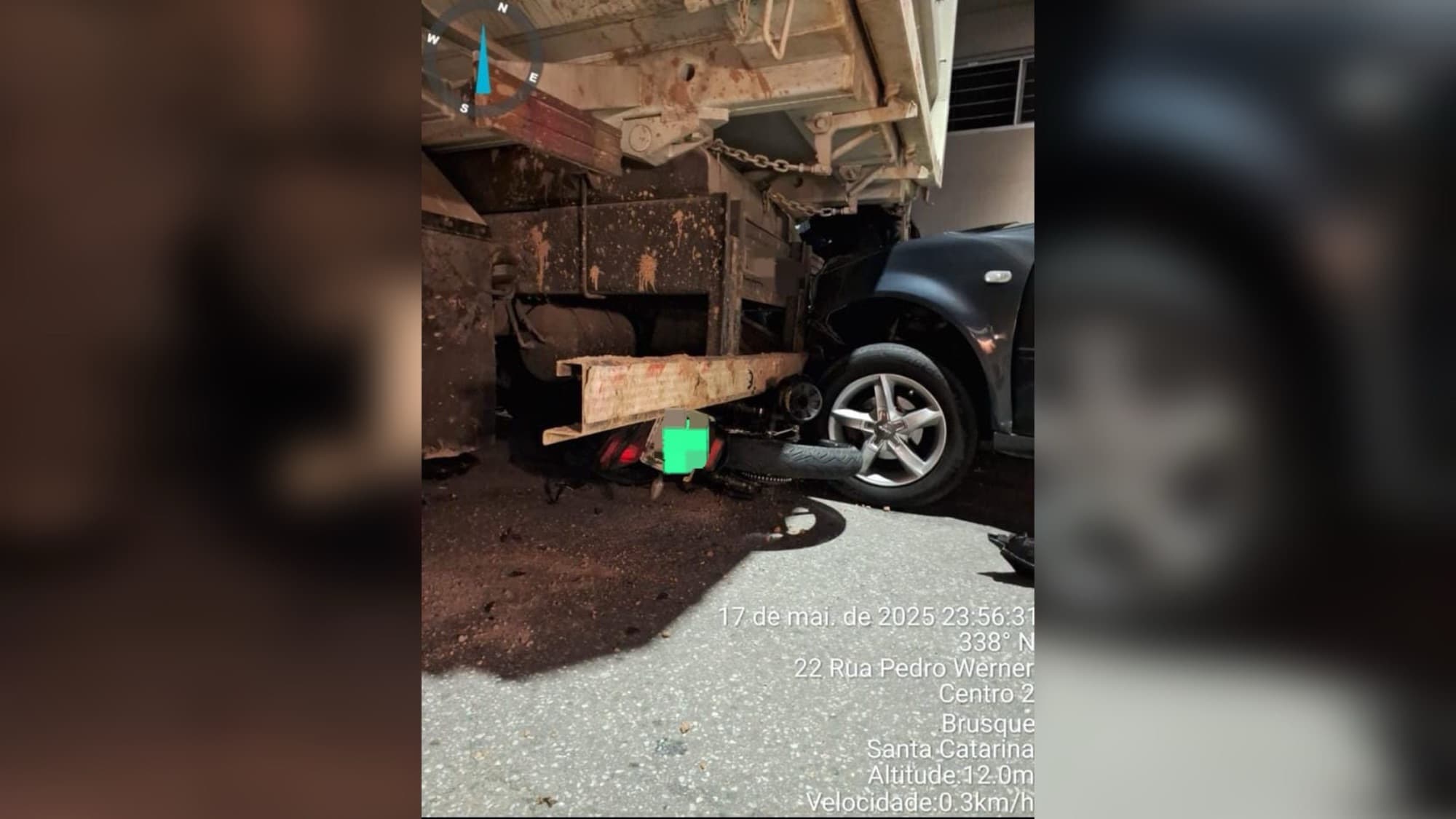 Motociclista sofre TCE e fratura exposta após colisão com carro e caminhão parado em Brusque