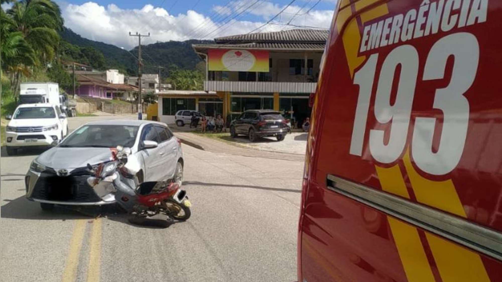 Motociclista é arremessado na pista após batida frontal com carro 