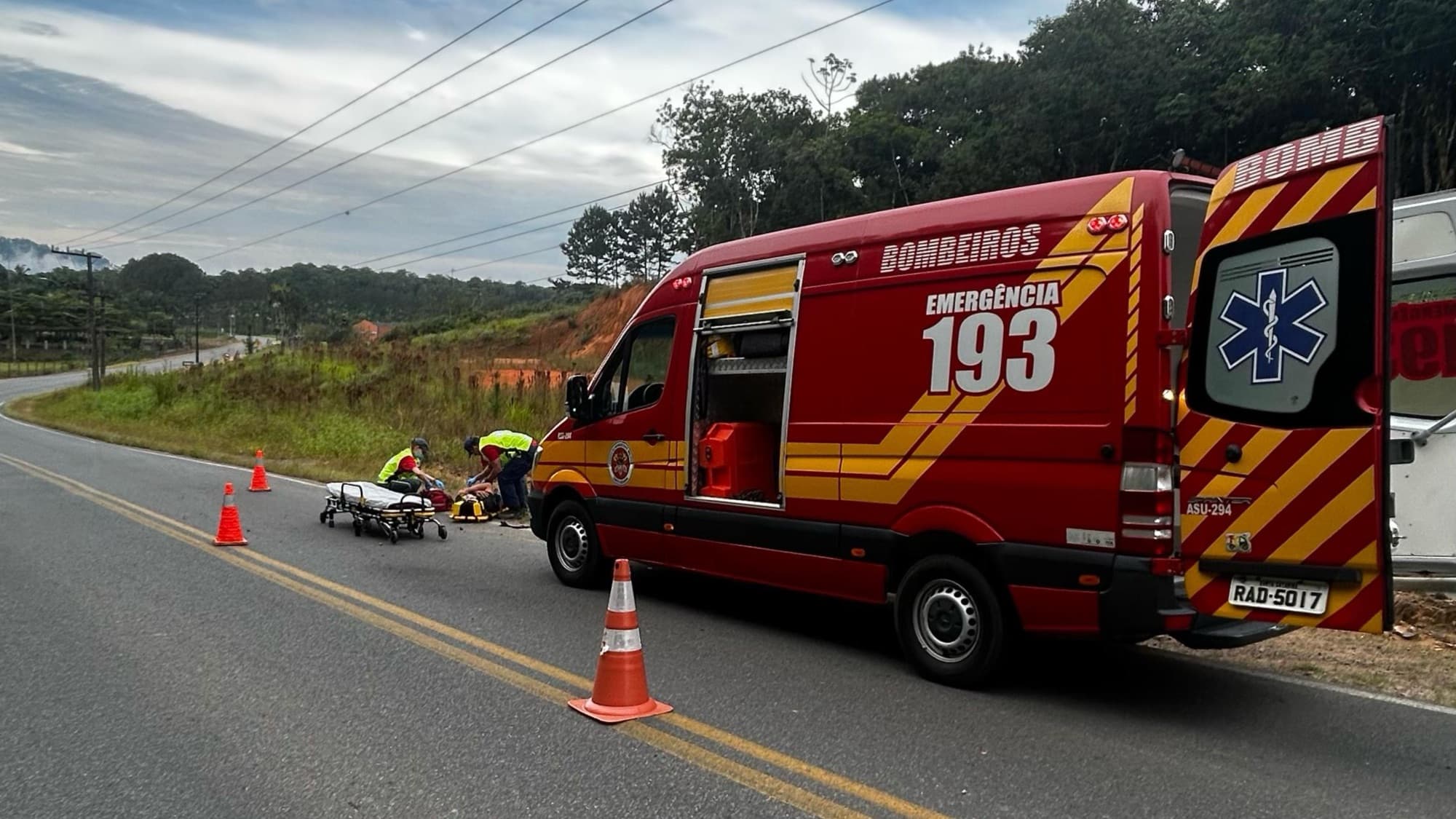 Motociclista se arrebenta em grade após cair em rodovia de Timbó