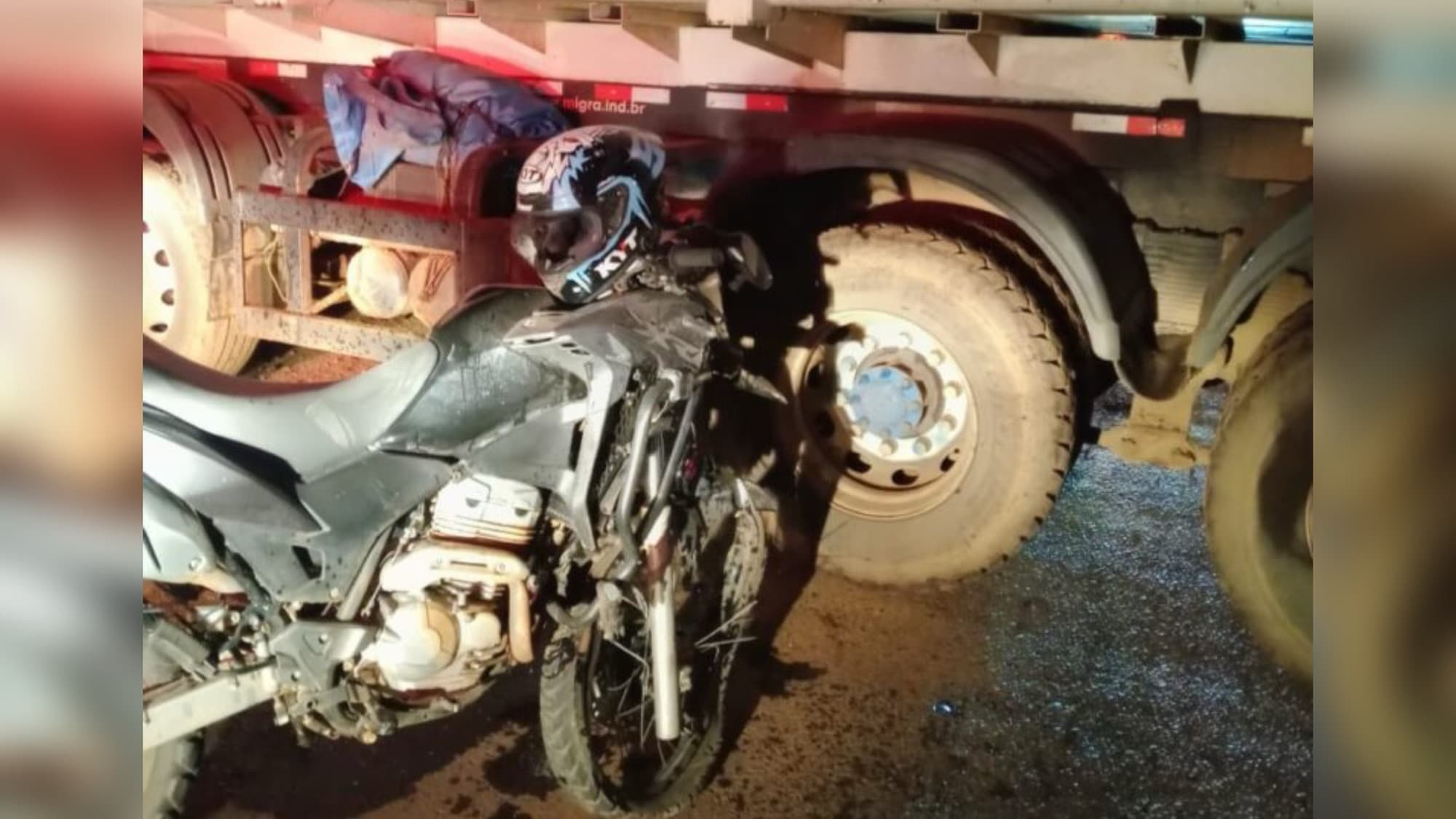 Motociclista sem capacete sofre TCE após colisão com caminhão em Chapecó